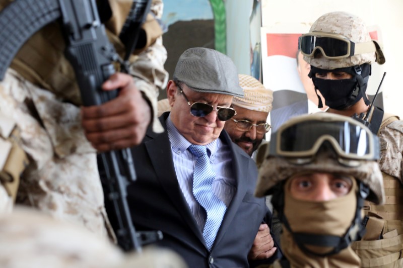 © Reuters. Yemen's President Abd-Rabbu Mansour Hadi is escorted by special forces during a visit to the country's northern province of Marib