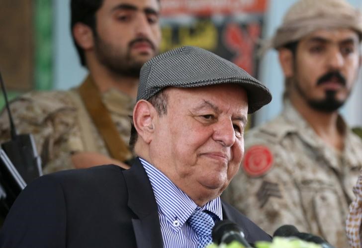 © Reuters. Yemen's President Abd-Rabbu Mansour Hadi attends a meeting with local officials during a visit to the coutry's northern province of Marib