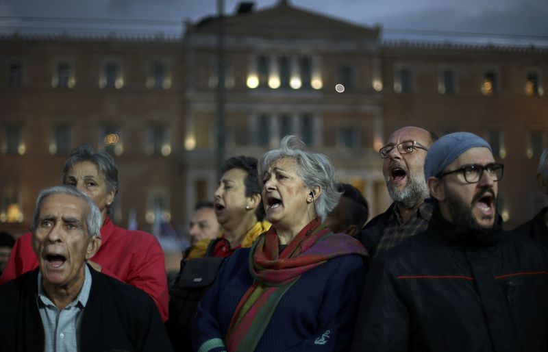 © Reuters. People demonstrate outside parliament as Greek labour unions protested over wages, pension and labour agreements in Athens