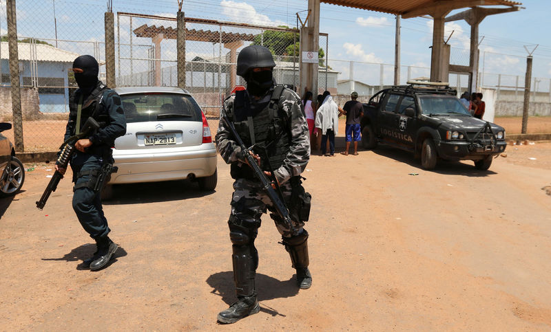 © Reuters. Riot police officers patrol outside a prison after clashes between rival criminal factions in Boa Vista