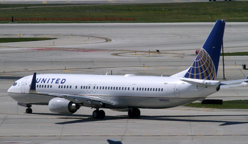 © Reuters. A United Airlines plane with the Continental Airlines logo on its tail, taxis to the runway at O'Hare International airport in Chicago