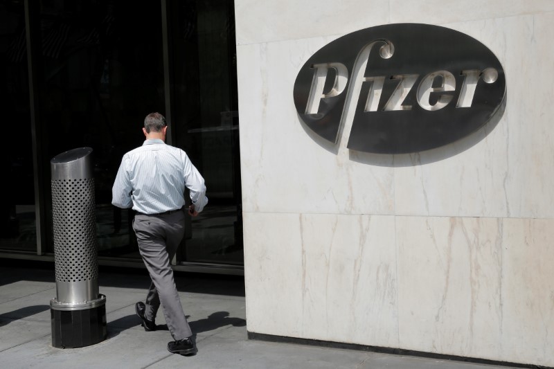 © Reuters. The Pfizer logo is seen at their world headquarters in Manhattan, New York, U.S.
