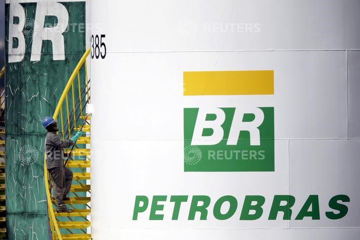 © Reuters. Logo da Petrobras é visto em tanque em Brasília, no Brasil