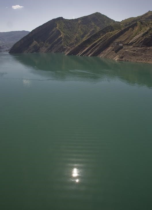 © Reuters. Водохранилище Нурекской ГЭС на реке Вахш в Таджикистане