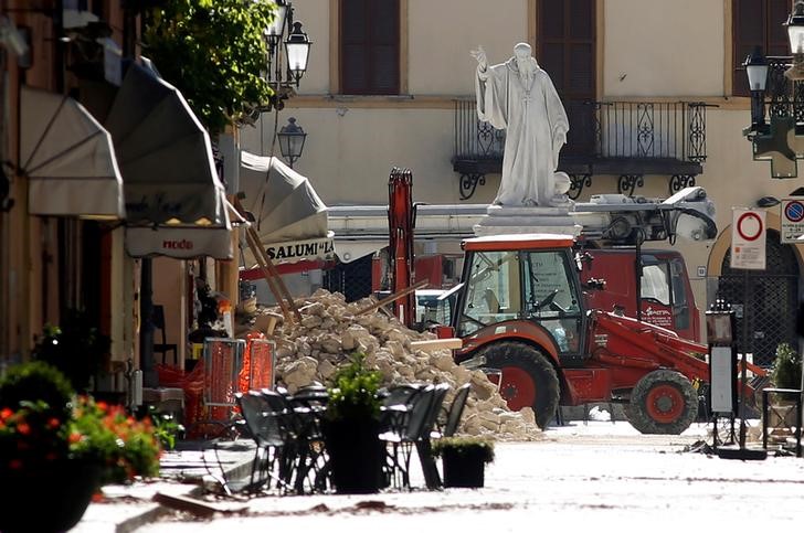 © Reuters. Главная площадь города Норча после землетрясения