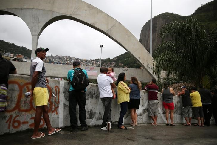 © Reuters. Eleitores fazem fila para votar na favela da Rocinha, no Rio de Janeiro