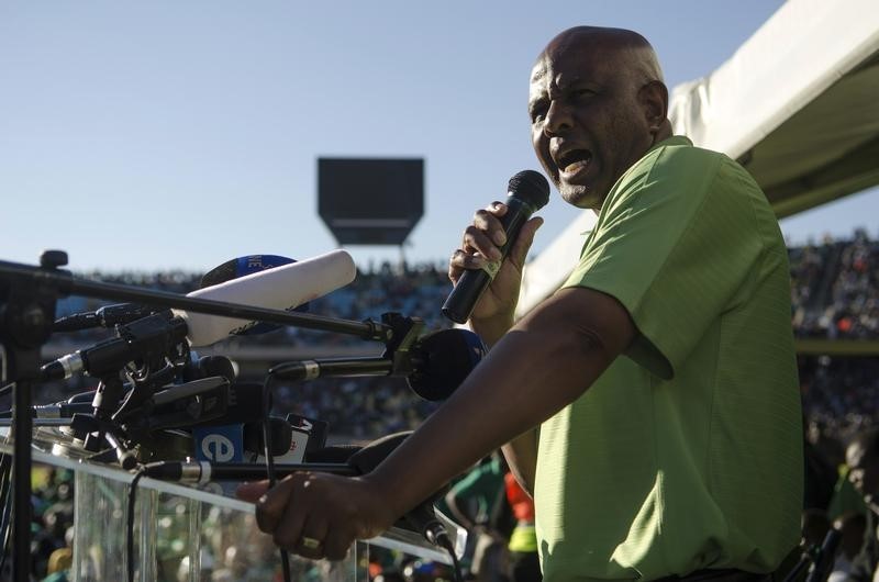 © Reuters. AMCU President Mathunjwa speaks to striking mine workers in Rustenburg