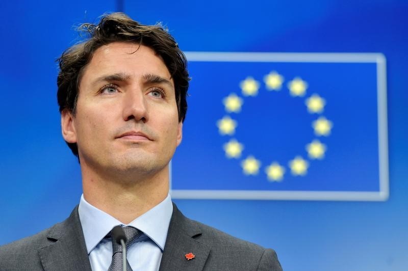 © Reuters. Canada's PM Trudeau looks on during a news conference after the signing of the CETA at the European Council in Brussels