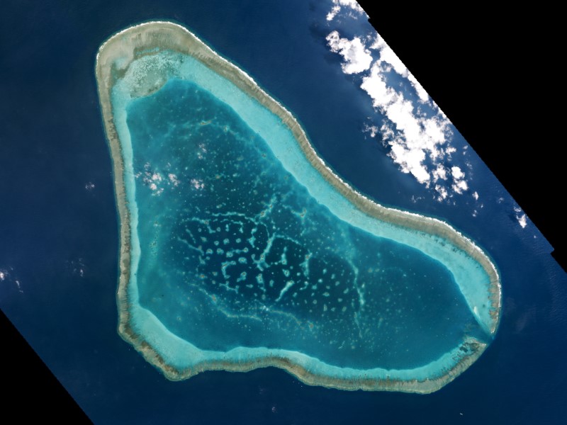 © Reuters. Boats at Scarborough Shoal in the South China Sea are shown in this handout photo provided by Planet Labs