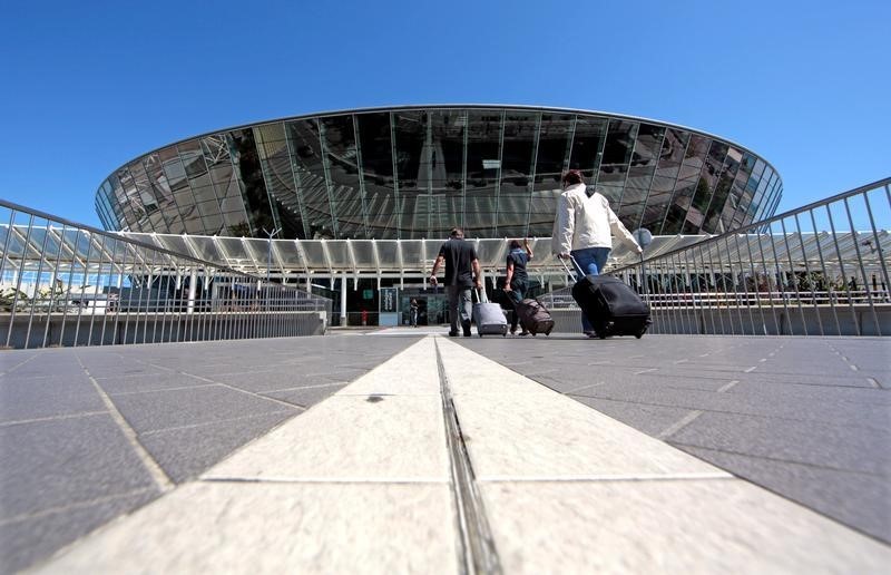 © Reuters. LA PRIVATISATION DES AÉROPORTS DE NICE ET LYON OFFICIALISÉE