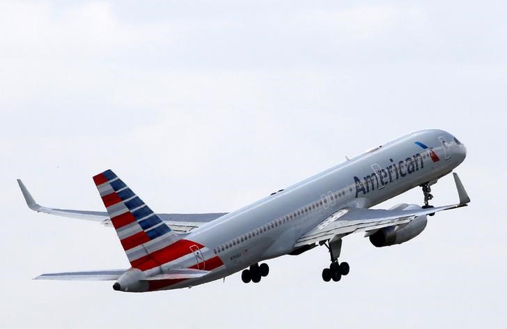 © Reuters. An American Airlines Boeing 757 aircraft takes off at the Charles de Gaulle airport in Roissy