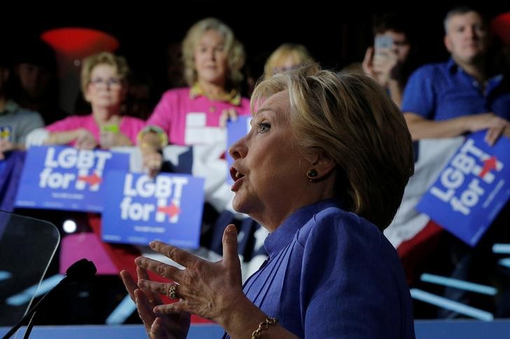 © Reuters. U.S. Democratic presidential nominee Hillary Clinton speaks during a campaign rally at the Manor Complex in Wilton Manors