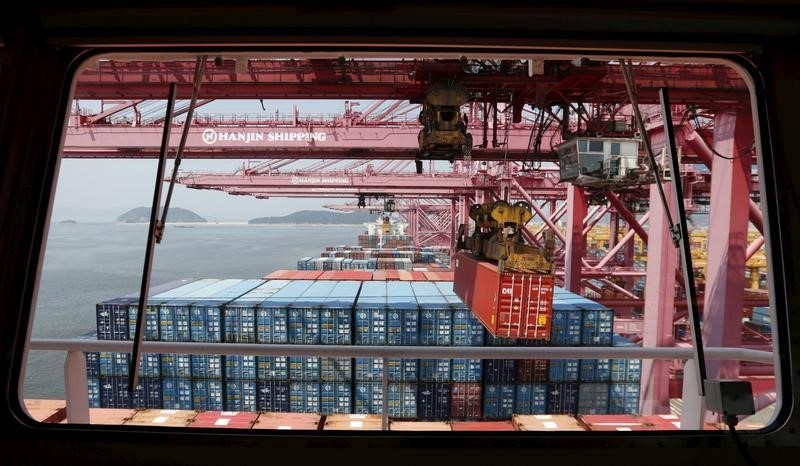 © Reuters. File photo of a crane carrying a container from a ship of Hanjin Shipping at Hanjin container terminal at the Busan New Port in Busan