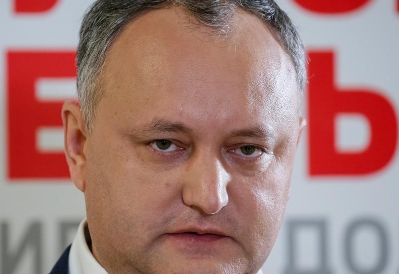 © Reuters. Moldova's Socialist Party presidential candidate Igor Dodon speaks to the media after a presidential election at his election headquarters in Chisinau