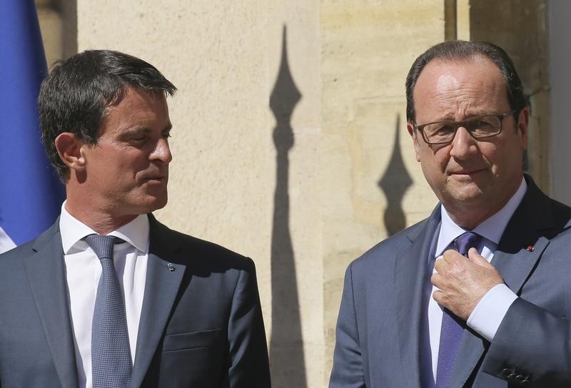 © Reuters. VALLS RÉAFFIRME SON SOUTIEN À HOLLANDE