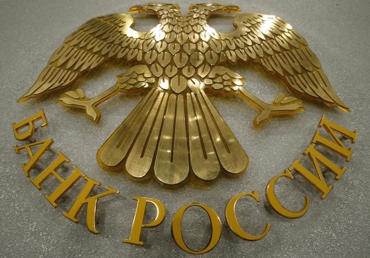 © Reuters. Герб Банка России в его здании в Москве