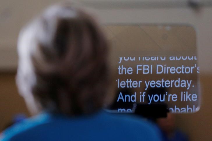 © Reuters. Candidata democrata à Presidência dos EUA, Hillary Clinton, fala durante evento sobre investigação do FBI