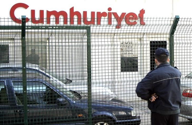 © Reuters. Policial visto em escritório do jornal secular de oposição Cumhuriyet, em Istambul