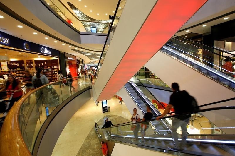 © Reuters. Pessoas vistas em shopping em Munique