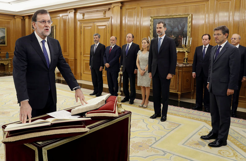 © Reuters. Rajoy jura el cargo como presidente, a la espera de que nombre ministros