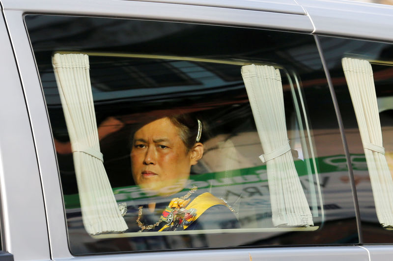 © Reuters. Thailand's Princess Maha Chakri Sirindhorn looks out from a van as a motorcade transports the body of Thailand's late King Bhumibol Adulyadej from the Bangkok hospital to the Grand Palace in Bangkok