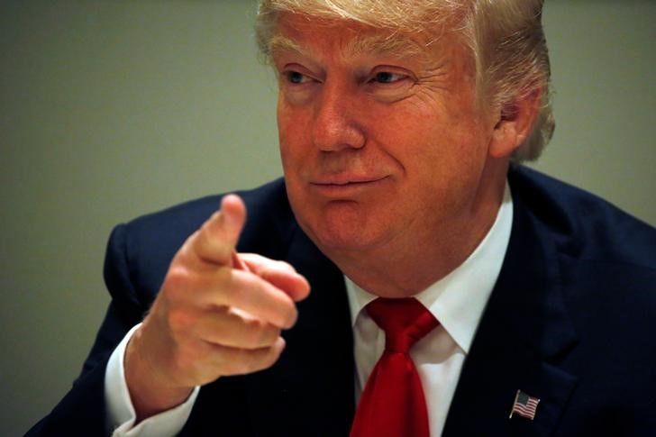 © Reuters. Candidato republicano à Presidência dos EUA, Donald Trump, durante encontro com líderes cubanos-americanos em Miami