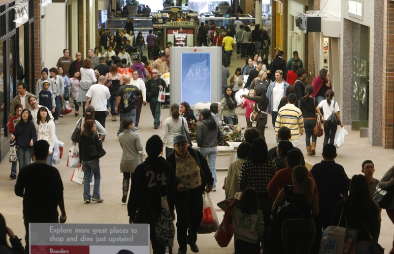 © Reuters. LA CONSOMMATION DES MÉNAGES AMÉRICAINE AUGMENTE PLUS QU'ATTENDU