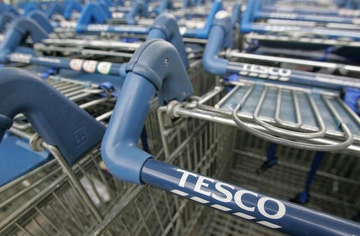 © Reuters. DES INVESTISSEURS RECLAMENT 100 MILLIONS DE LIVRES À TESCO