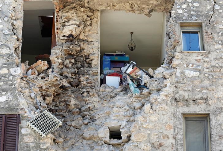 © Reuters. إيطاليا تجري مسحا للدمار الذي أحدثه الزلزال وتشريد 15 ألفا