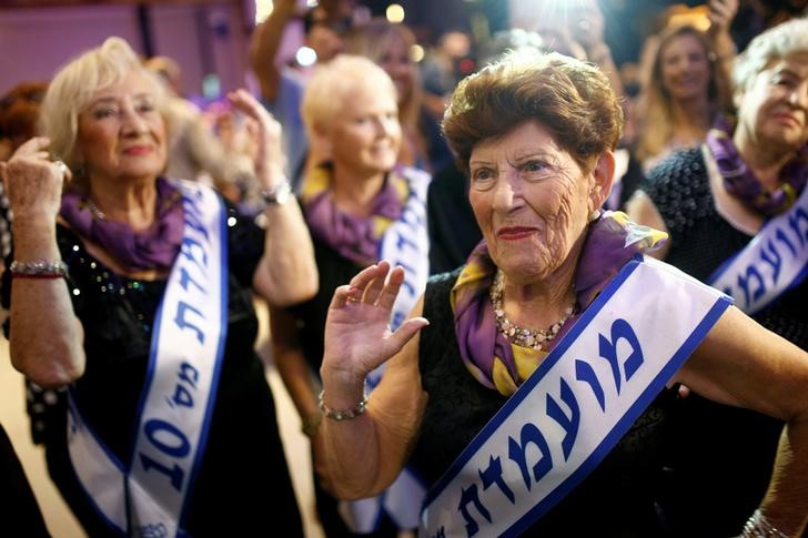 © Reuters. Sobrevivente do Holocausto Carmela Ben Yehuda, de 89 anos, dança ao lado de outras senhoras em concurso de beleza realizado em Haifa, em Israel