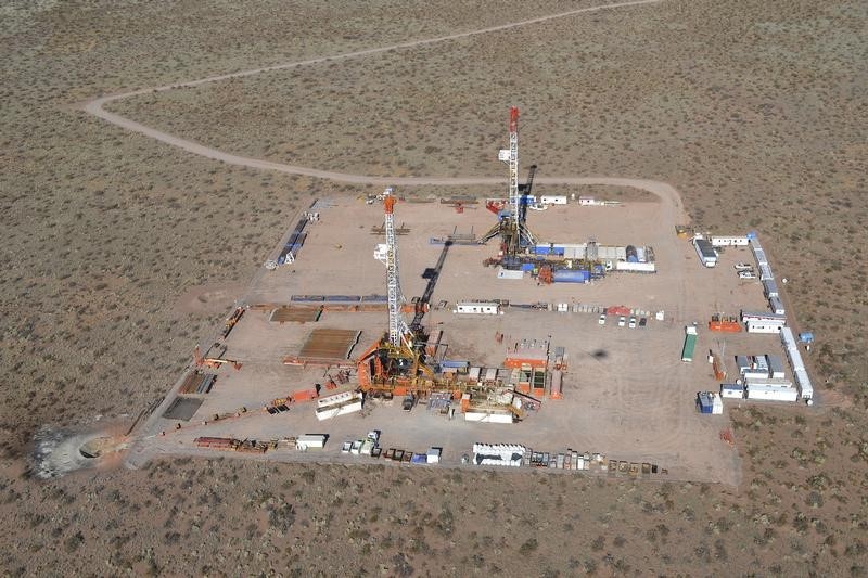 © Reuters. An aerial view is seen of a shale oil drilling rig in the Patagonian province of Neuquen