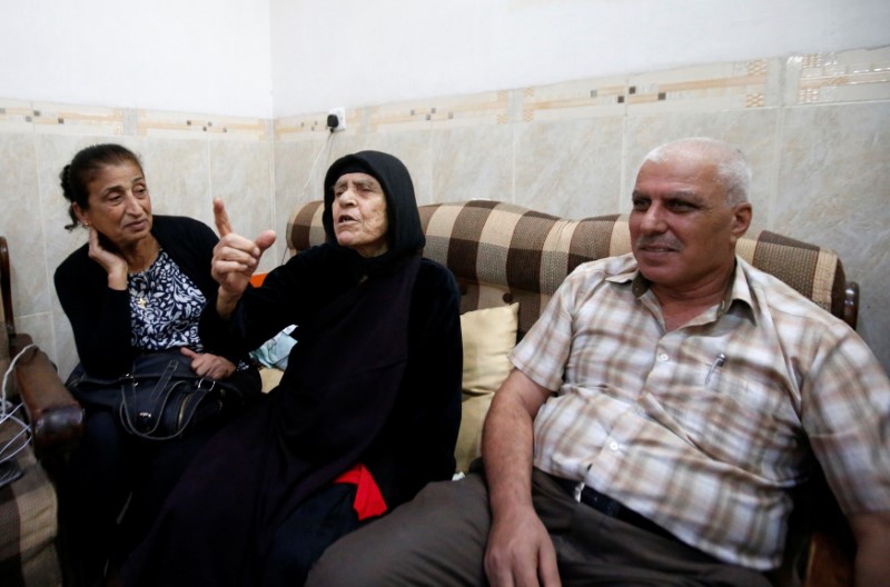 © Reuters. أرملة مسيحية تنجو من الدولة الإسلامية وتروي معاناة عامين من الخوف