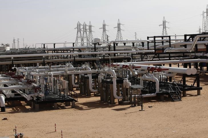 © Reuters. Pipes are pictured at the El Sharara oilfield