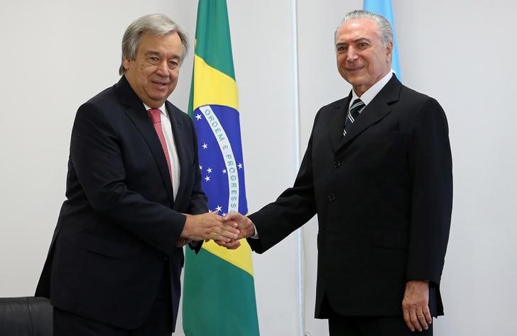 © Reuters. Temer e António Guterres posam para foto em Brasília