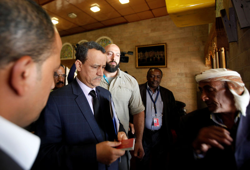 © Reuters. United Nations envoy for Yemen, Ismail Ould Cheikh Ahmed leaves a departure lounge upon his departure at Sanaa airport following a two-day visit to Sanaa, Yemen