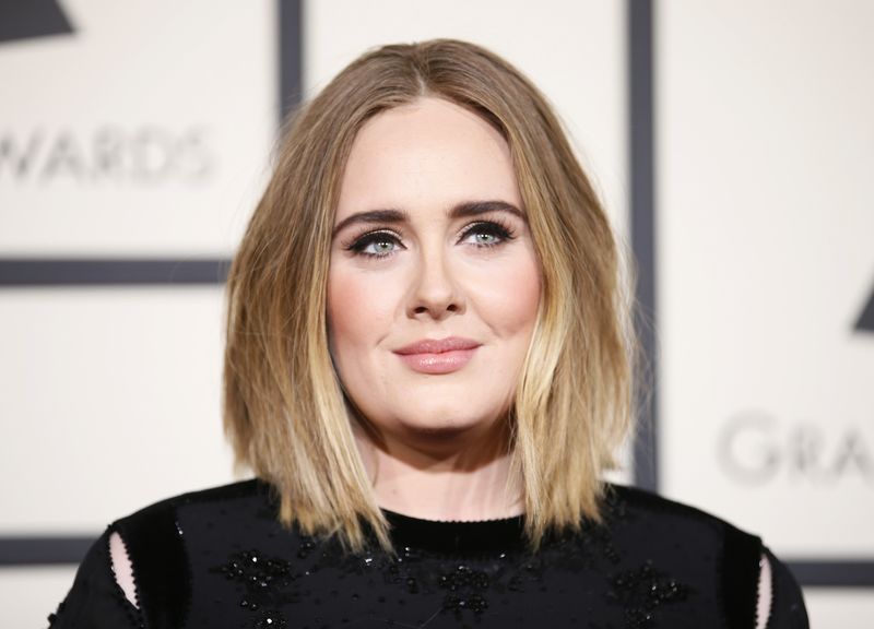 © Reuters. Adele chega para o Grammy em Los Angeles