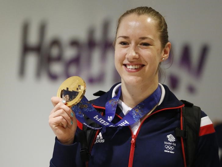 © Reuters. Britain's Olympic gold medallist skeleton racer Yarnold  poses with her medal during arrival of Britain's Winter Olympics team returning from the 2014 Sochi Winter Olympics, at Heathrow Airport in London