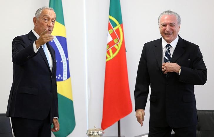 © Reuters. Temer e presidente português durante cúpula em Brasília