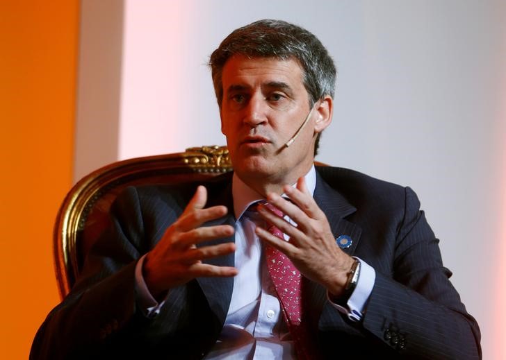 © Reuters. Argentine Finance Minister Alfonso Prat-Gay speaks during a forum of  policymakers and business leaders in Buenos Aires