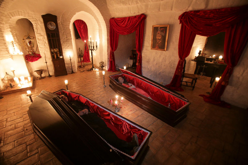 © Reuters. قصر دراكولا يستقبل ضيوفه بالتوابيت ومن دون فضة