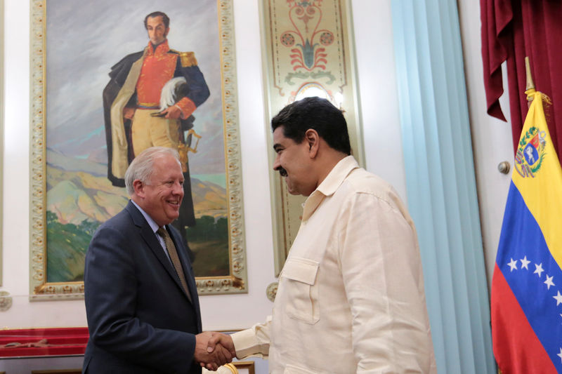 © Reuters. Venezuela's President Nicolas Maduro (R) shakes hands with U.S. diplomat Thomas Shannon in Caracas