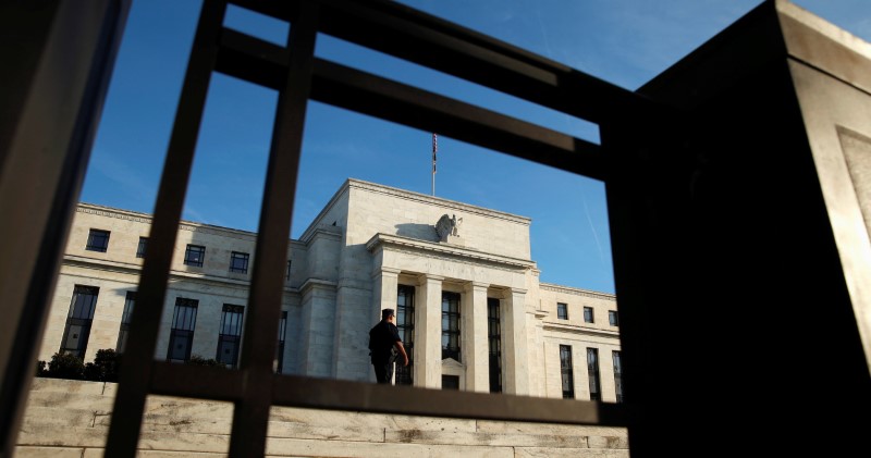 © Reuters. A police officer keeps watch in front of the U.S. Federal Reserve in Washingto