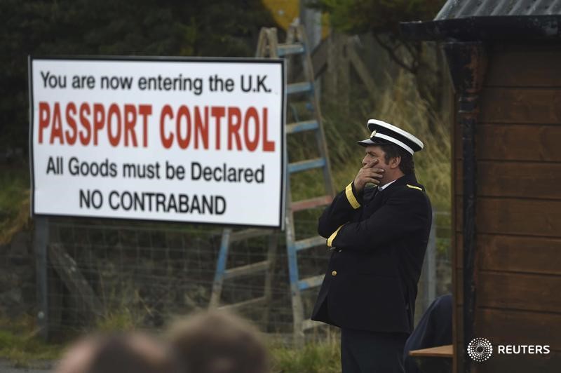 © Reuters. Anti-Brexit campaigners, Borders Against Brexit, set up a mock customs hut during a protest against Britain's vote to leave the European Union, in Carrickcarnon, Ireland