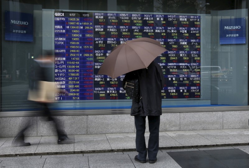 © Reuters. LA BOURSE DE TOKYO CLÔTURE EN LÉGÈRE BAISSE