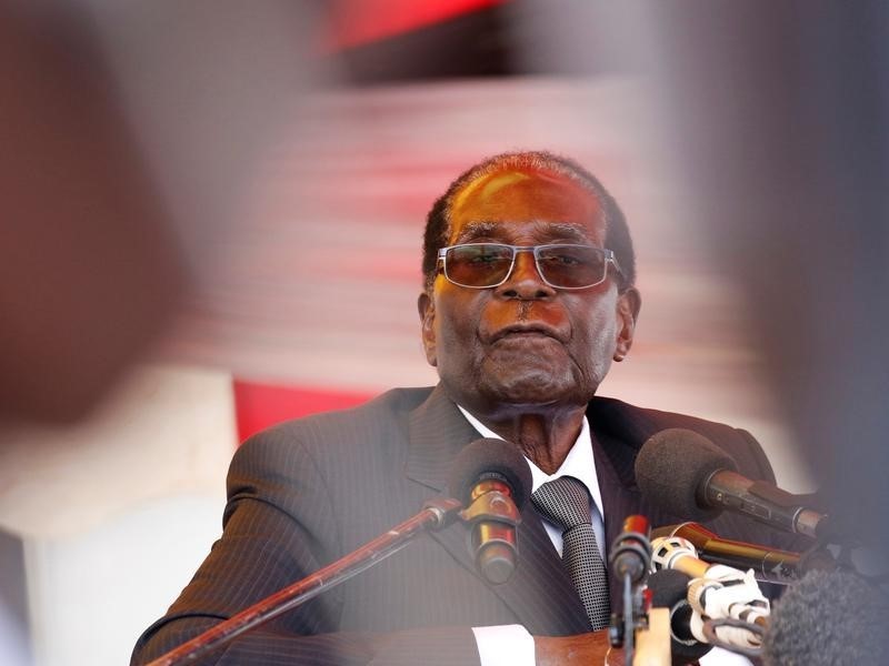 © Reuters. President Robert Mugabe waits to address mourners gathered for the funeral of former cabinet minister and ZANU-PF member Cephas Msipa in Harare