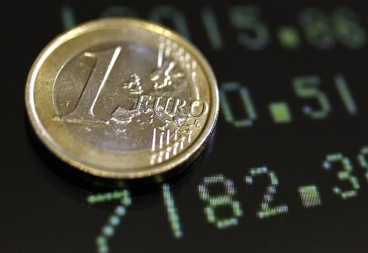 © Reuters. Picture illustration shows a one euro coin on a flat screen displaying exchange rates in Rome