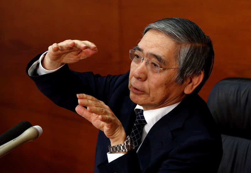 © Reuters. Bank of Japan Governor Haruhiko Kuroda gestures during a news conference at the BOJ headquarters in Tokyo