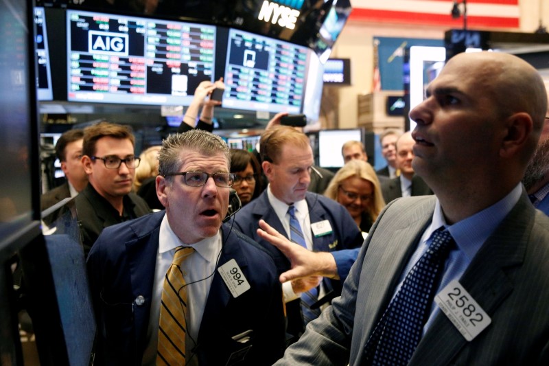 © Reuters. Traders work on the floor of the NYSE