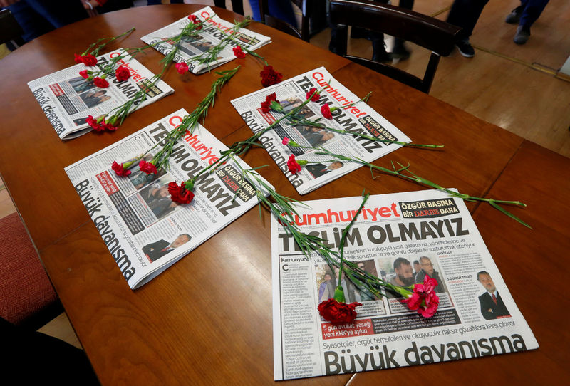 © Reuters. صحيفة تركية تتعهد "بعدم الاستسلام" رغم اعتقال عدد من صحفييها