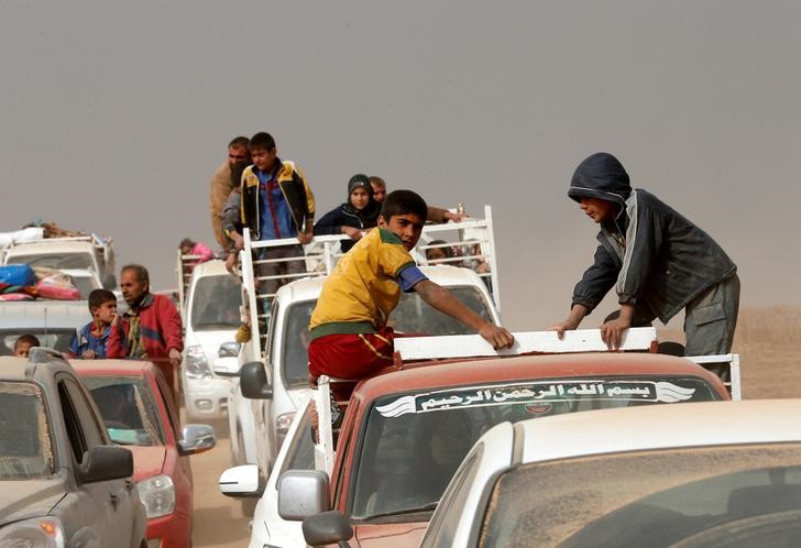 © Reuters. Displaced Iraqi families are pictured after escaping from Islamic State controlled village of Abu Jarboa during clashes with IS militants near Mosul